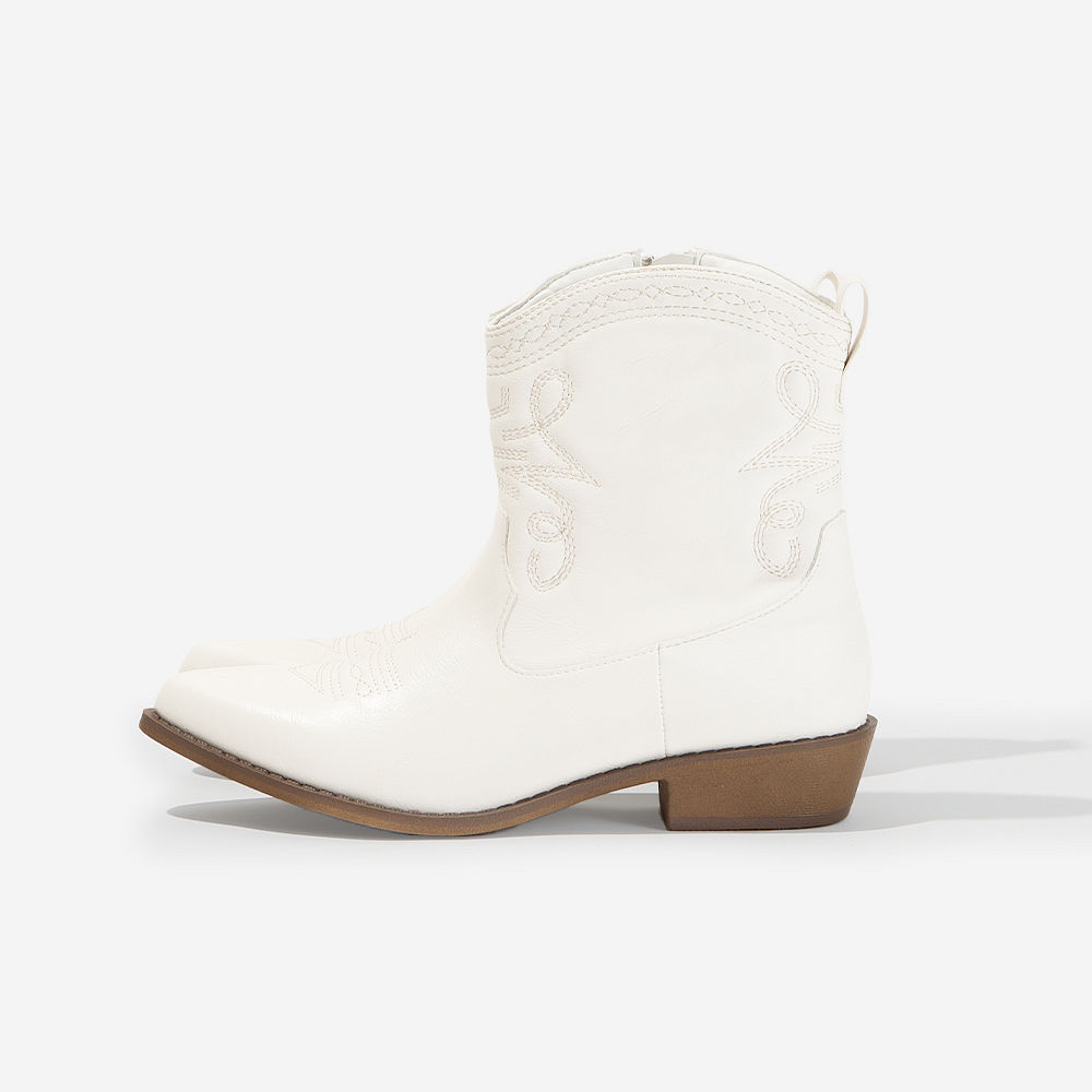 monogrammed Cowboy boots with jean dress