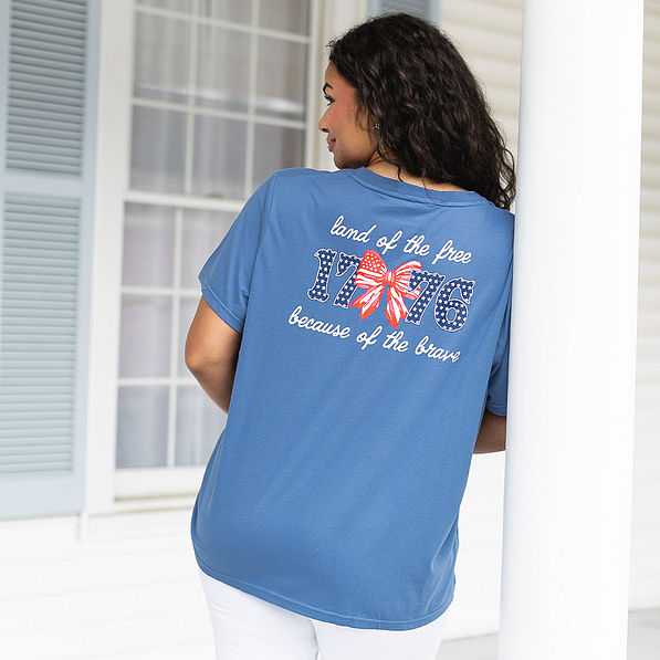 back of light navy t shirt on julia