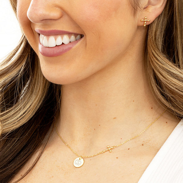 gold necklace set around neck