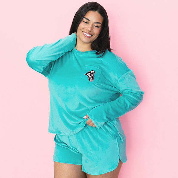 girl wearing ccu softspun lounge set