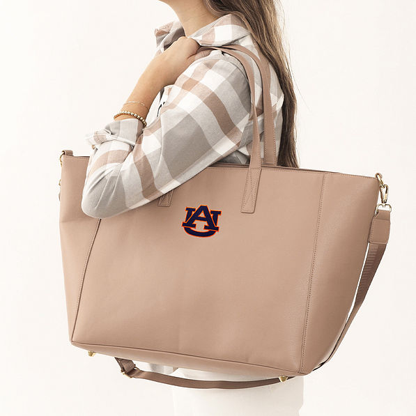 auburn tote on shoulder