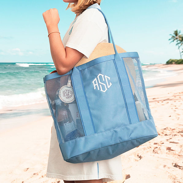 girl wearing structured mesh tote on beach