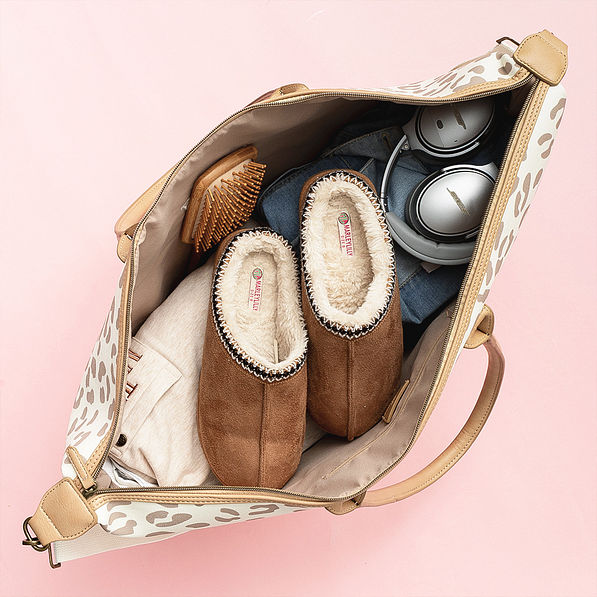 Leopard weekender in neutral leopard inside