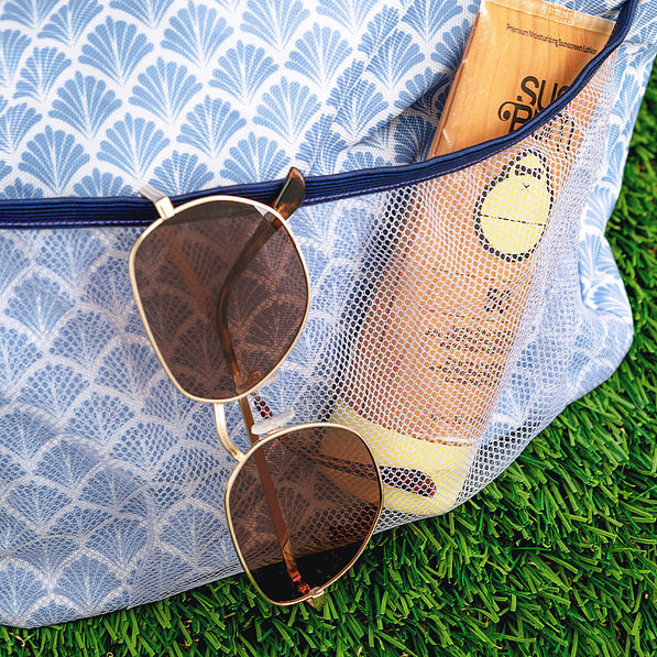 close up of wire top extra large tote in blue shells