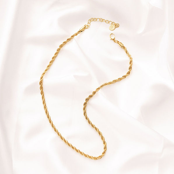 close up gold twisted rope necklace