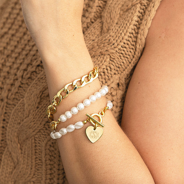 girl wearing chainlink pearl bracelet stack