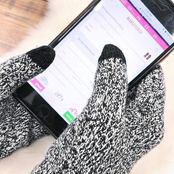 touchscreen friendly knit gloves in black