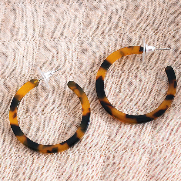 tortoise resin hoops in tan fabric