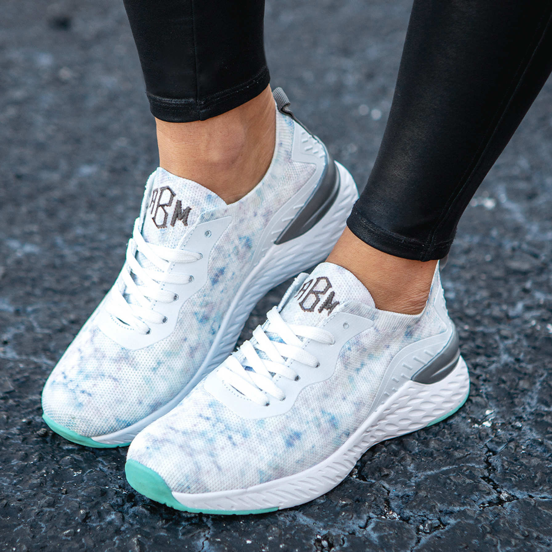 Tie Dye Heart Pattern Print Black Sneaker Shoes For Men Women main image 0