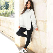 heathered gray fleece sweatshirt on peyton