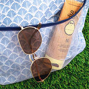 close up of wire top extra large tote in blue shells