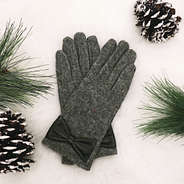bow gloves with pine cones