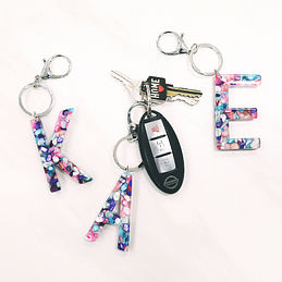 https://images.marleylilly.com/profiles/ml-product-list/product/46460/VwM-initial-keychains-with-colorful-resin.jpg