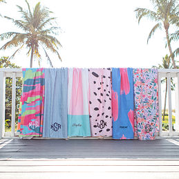 https://images.marleylilly.com/profiles/ml-product-list/product/89082/2Ee-microfiber-towels-hanging-on-rail-at-beach-names-and-monograms.jpg