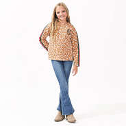 youth girl wearing striped sleeve shirt with jeans