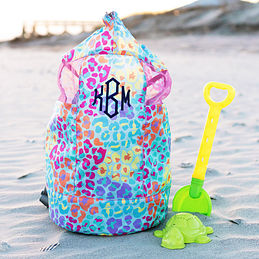 https://images.marleylilly.com/profiles/mlk-product-list/product/110002/1rq-kids-beach-backpack-on-beach.jpg