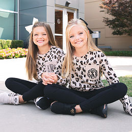 https://images.marleylilly.com/profiles/mlk-product-list/product/35478/tU5-leopard-sisters-in-matching-shirts.jpg
