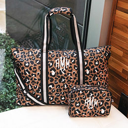 https://images.marleylilly.com/profiles/mlk-product-list/product/88499/hUy-cheetah-weekend-bag-and-toiletry-bag.jpg